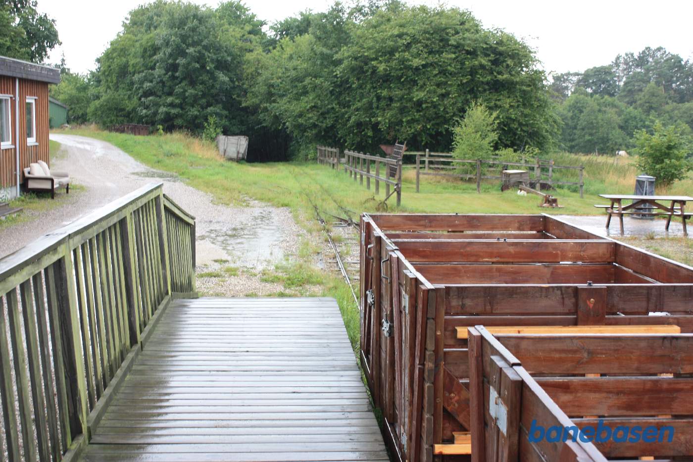 Fra perronen fører sporet ind gennem bevoksningen