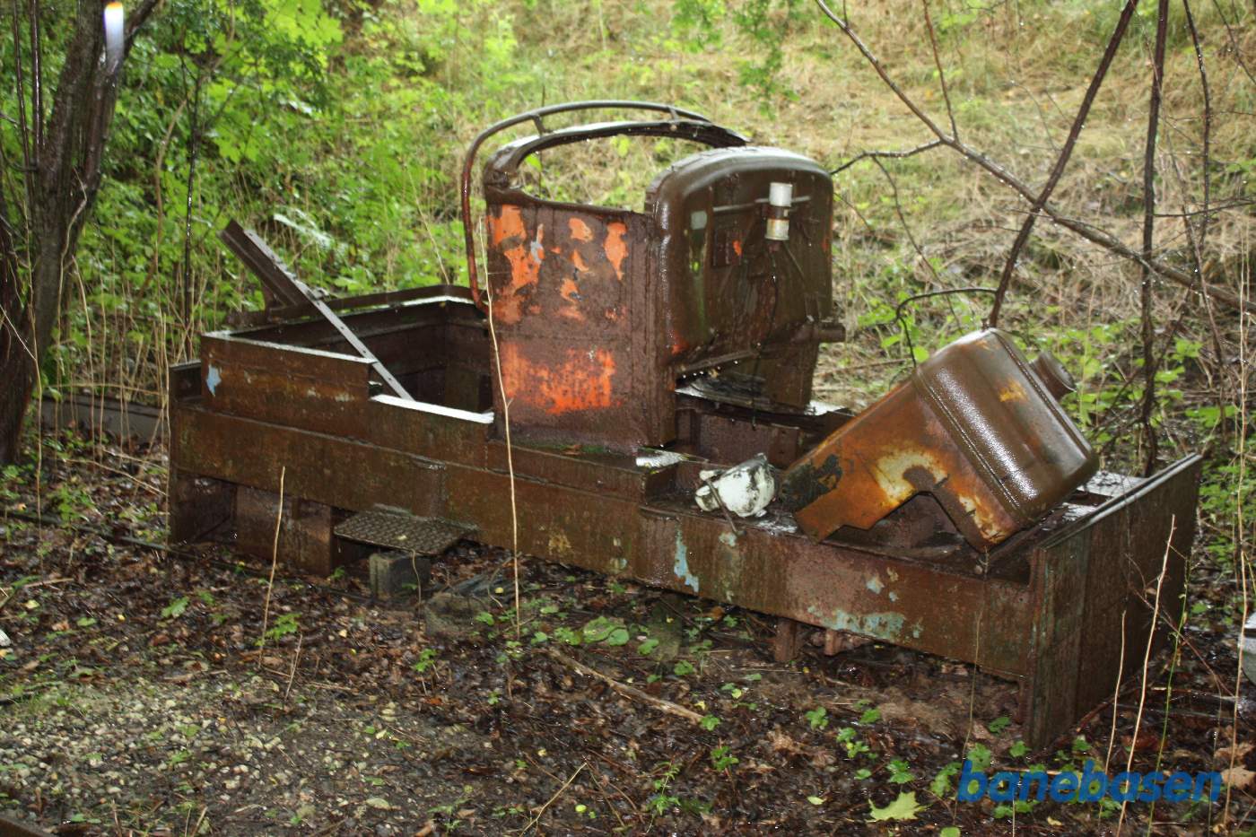 I sidesporet står resterne af et gammelt lokomotiv