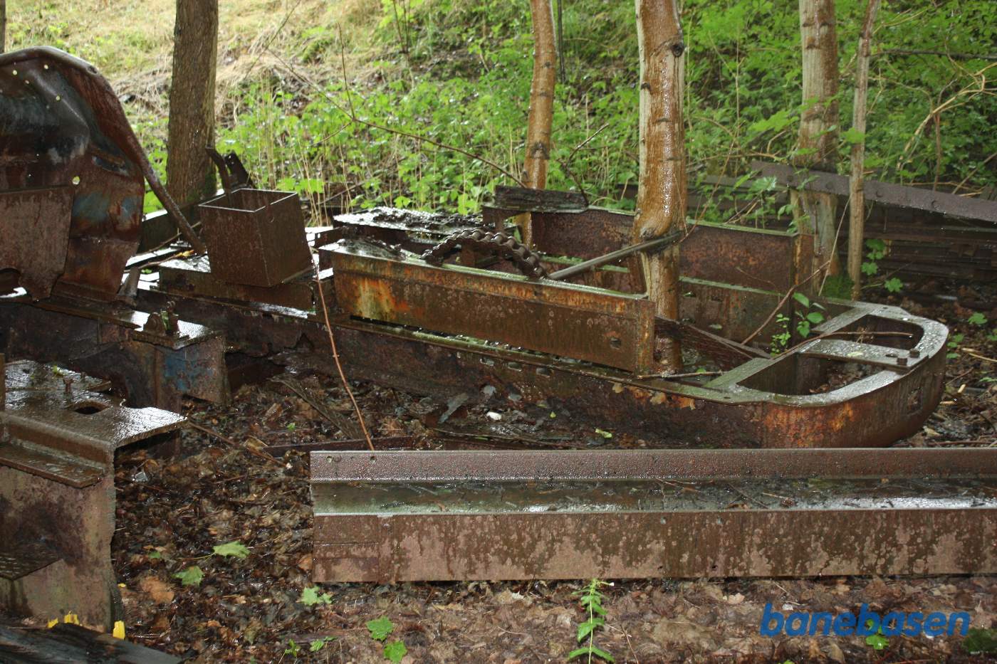 I sidesporet står resterne af et gammelt lokomotiv