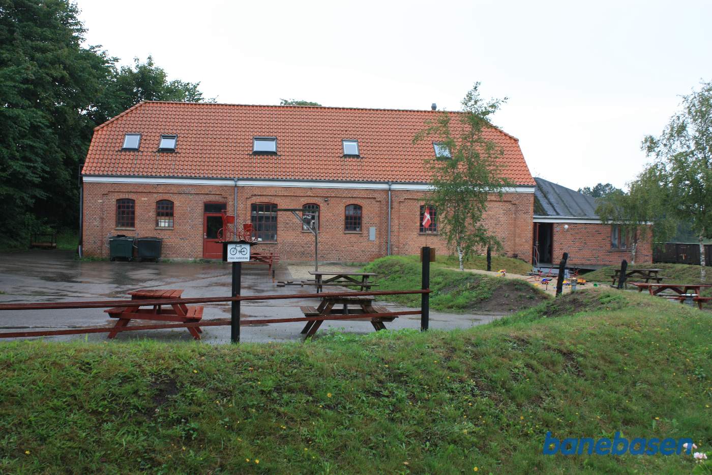 Legepladsen for børn der besøger museet samt borde og bænke