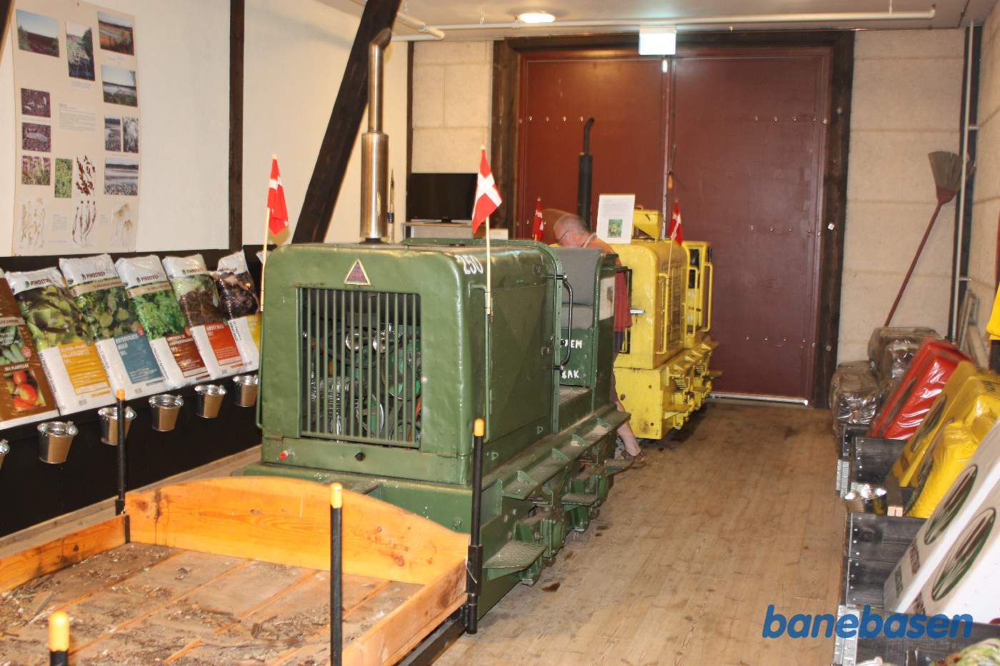 Inde i museet står 2 motorlokomotiver