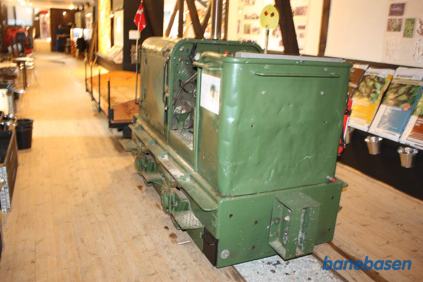 Her et nærbillede af det ene grønne driftslokomotiv