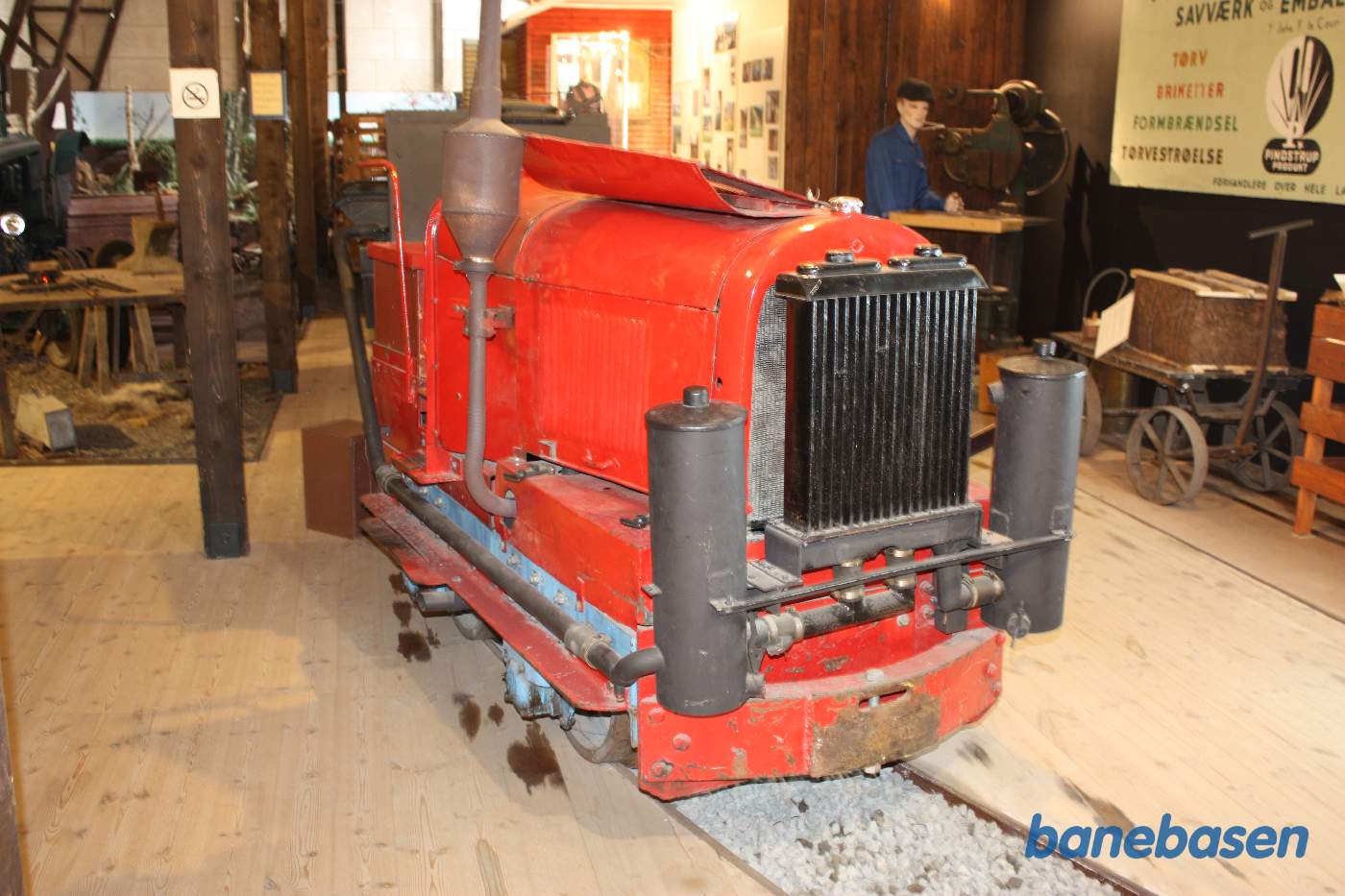 Inde i museet står et rødt motorlokomotiv