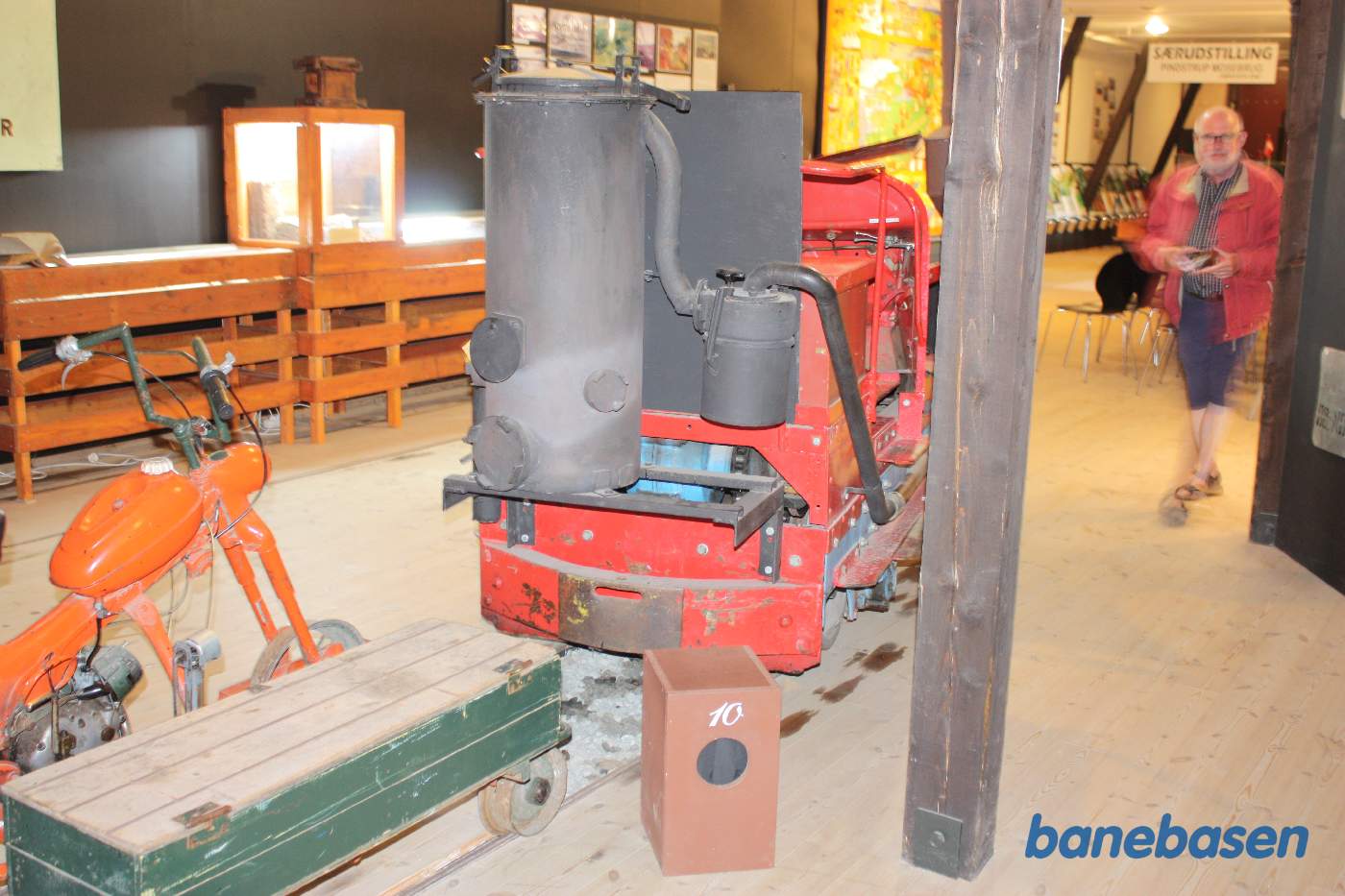 Det røde lokomotiv har påmonteret gasgenerator fra krigens tid Det røde lokomotiv har påmonteret gasgenerator fra krigens tid