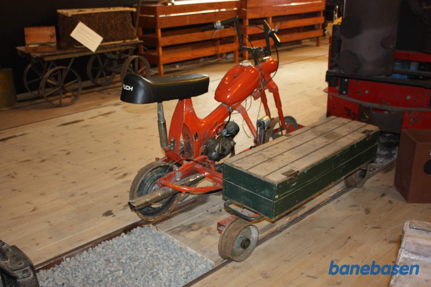 En lille skinnecykel med knallertmotor En lille skinnecykel med knallertmotor
