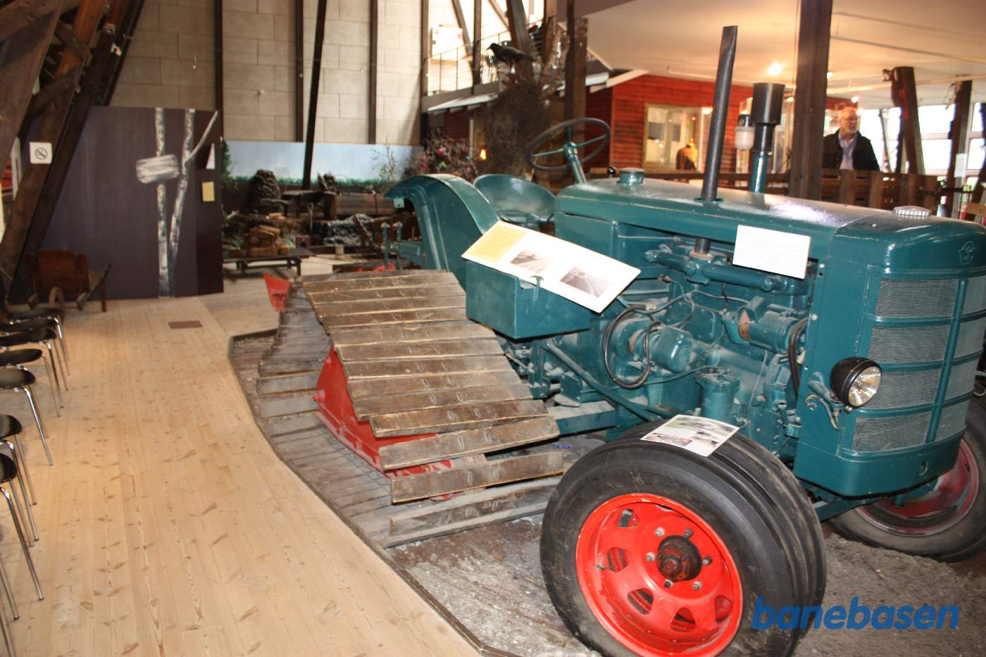 Traktor med larvefødder fra mosebruget Traktor med larvefødder fra mosebruget