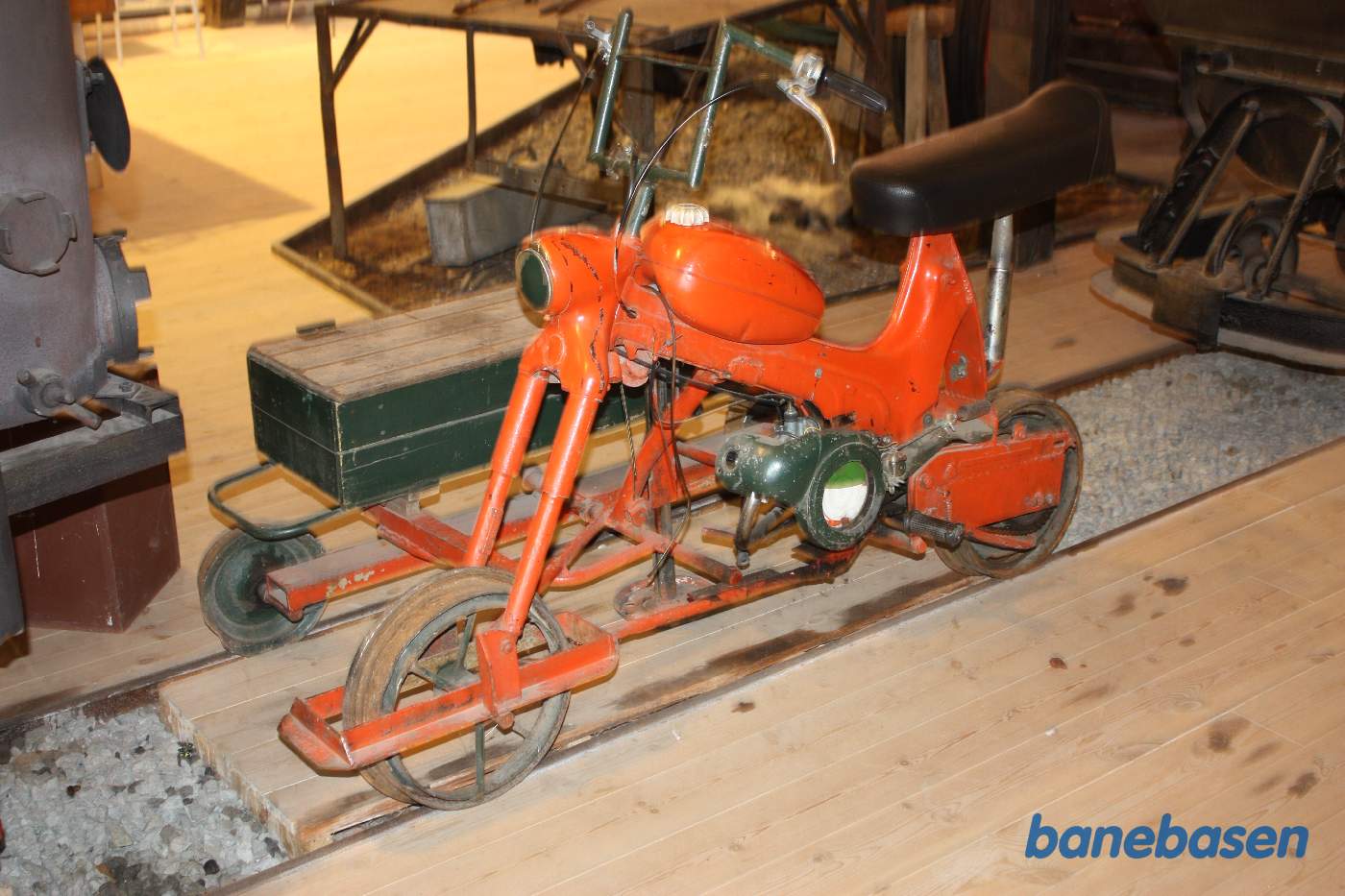 En lille skinnecykel med knallertmotor