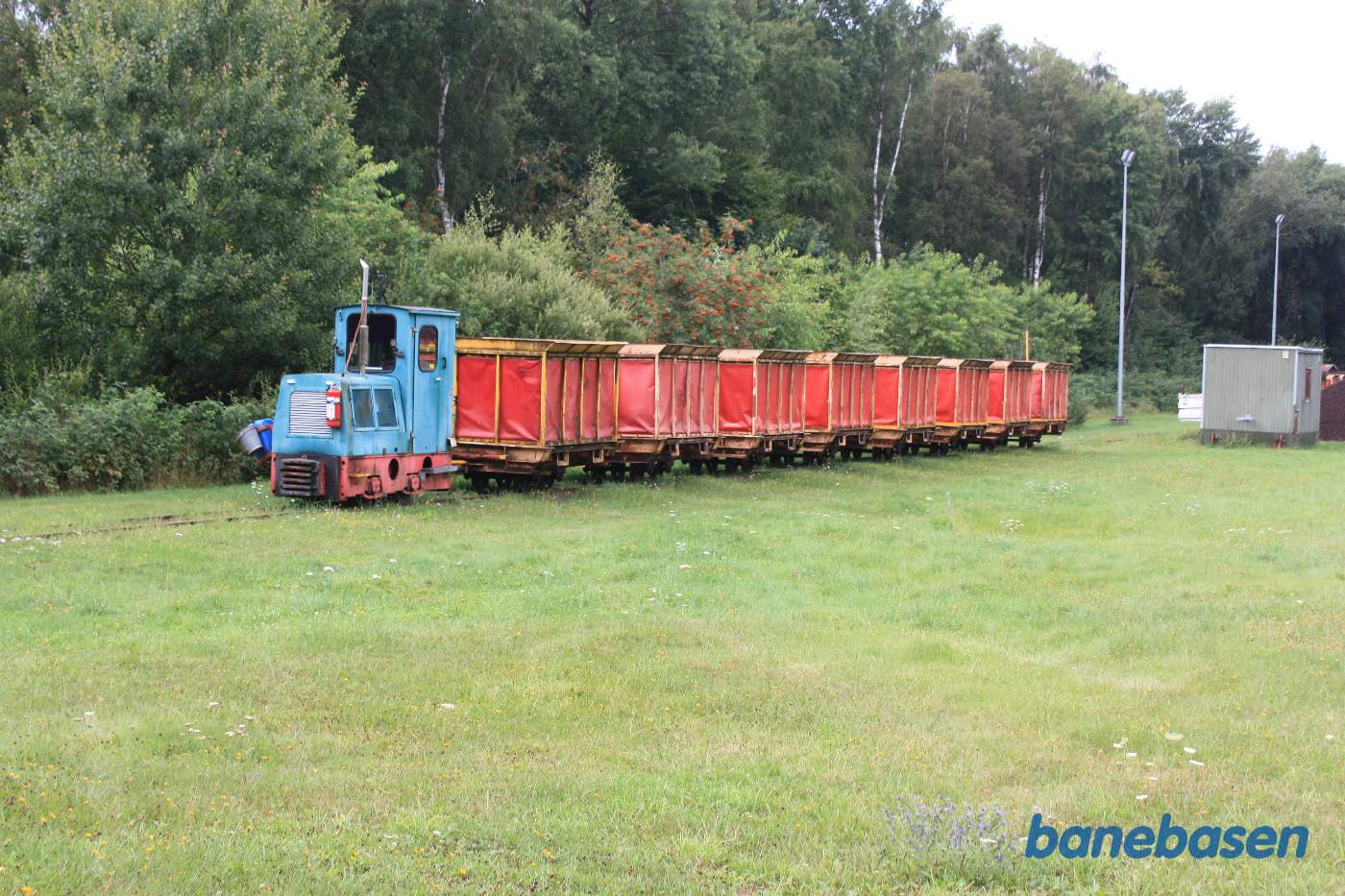 Det lille diesellokomotiv med 8 vogne til løs mosejord Det lille diesellokomotiv med 8 vogne til løs mosejord