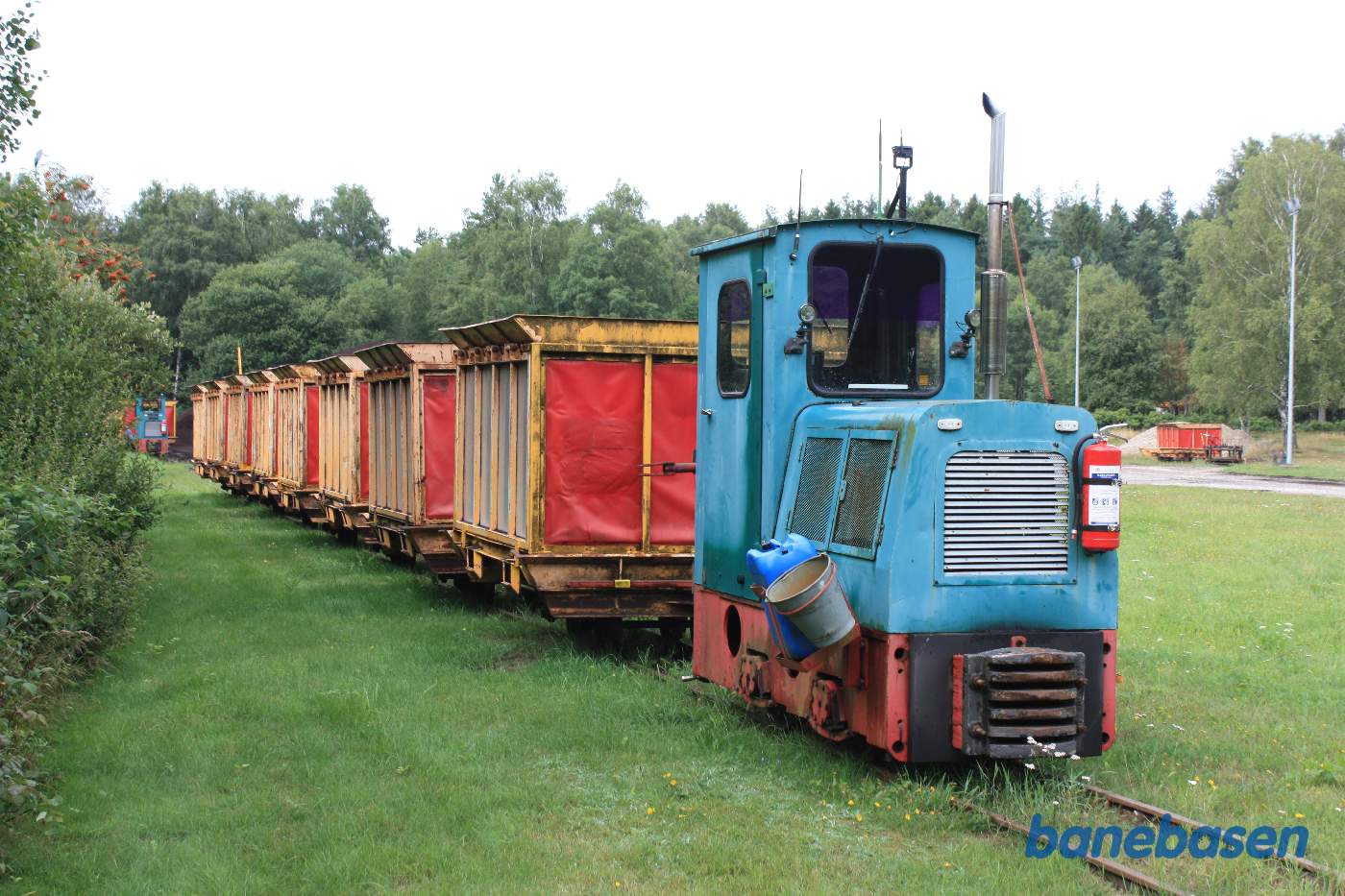 Det lille diesellokomotiv med 8 vogne til løs mosejord Det lille diesellokomotiv med 8 vogne til løs mosejord