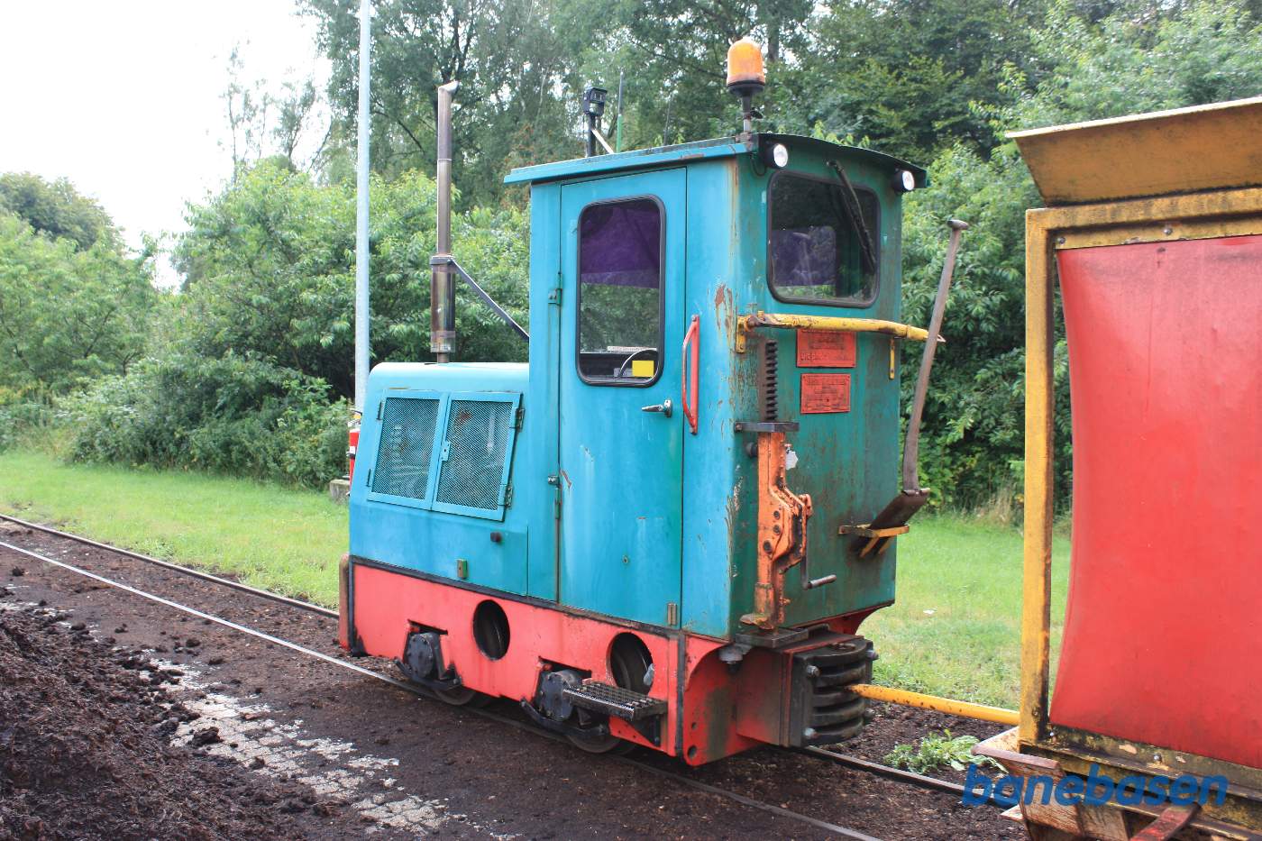 Det lille lokomotiv set skråt bagfra med "kaffemølle" donkraft i tilfælde af en afsporing