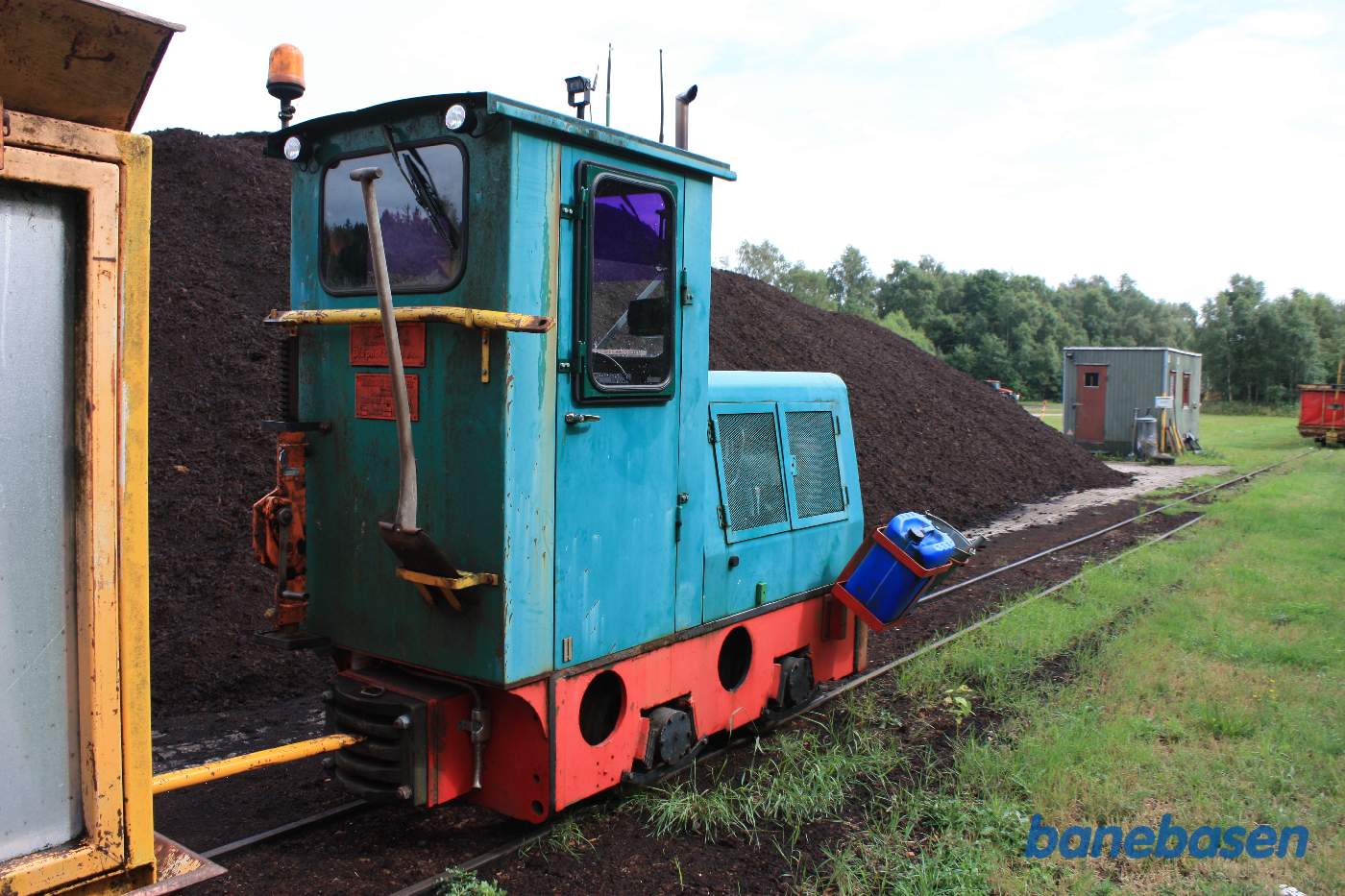 Det lille lokomotiv set skråt bagfra med "kaffemølle" donkraft i tilfælde af en afsporing