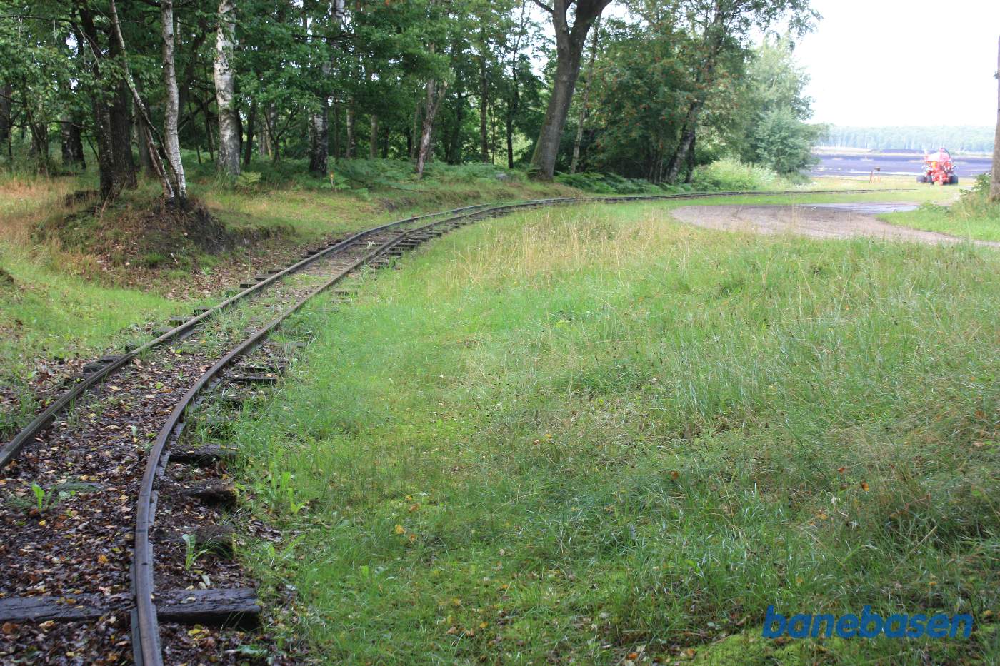 Vi står i hovedsporet og kigger ud mod mosen til højre