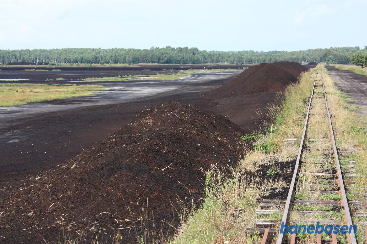 Sporet der går ud i mosen, hvor jorden bliver skrabet af og læsset på vognene