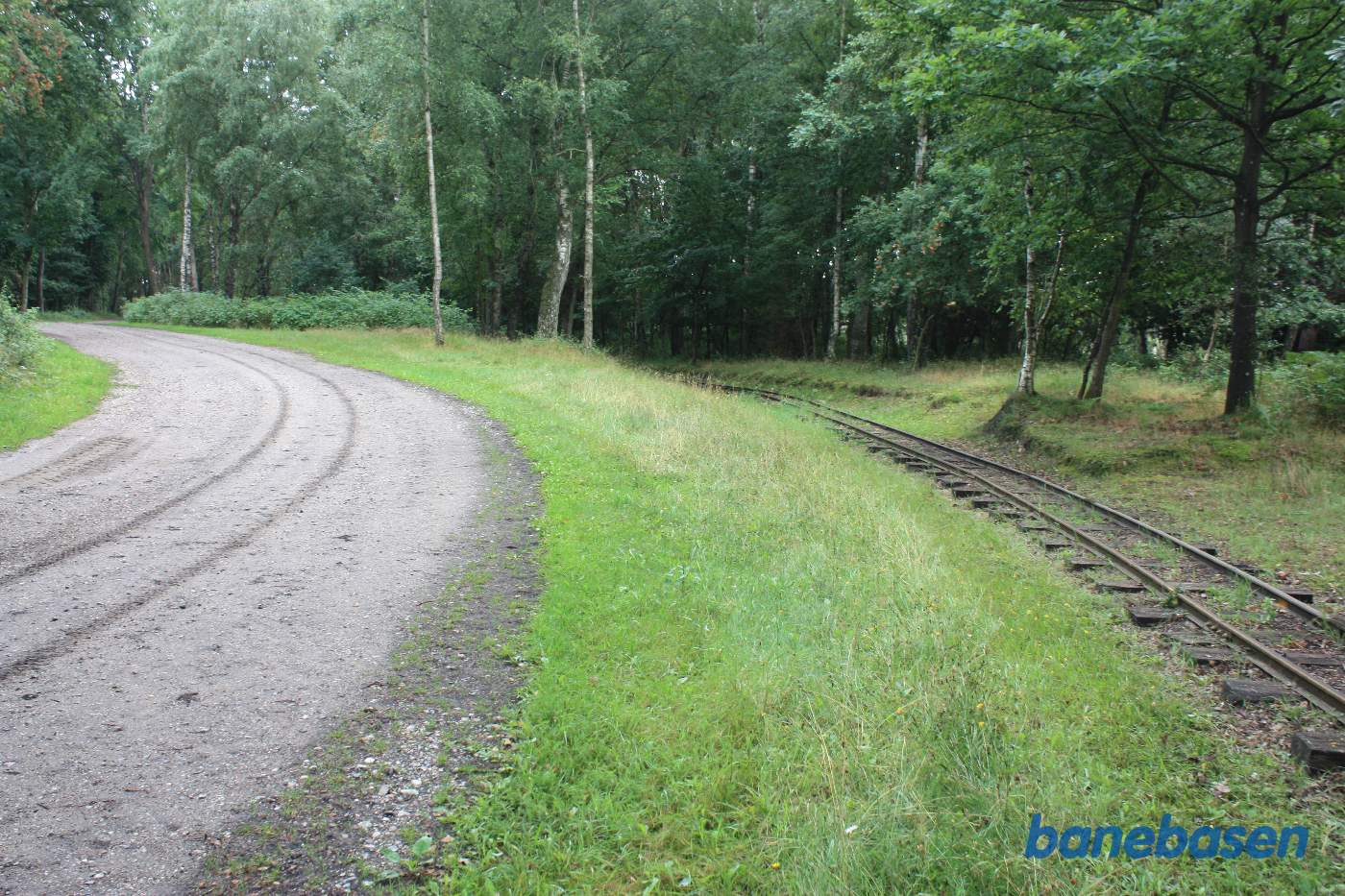 Sporet går i en kurve og ned til omlæssepladsen