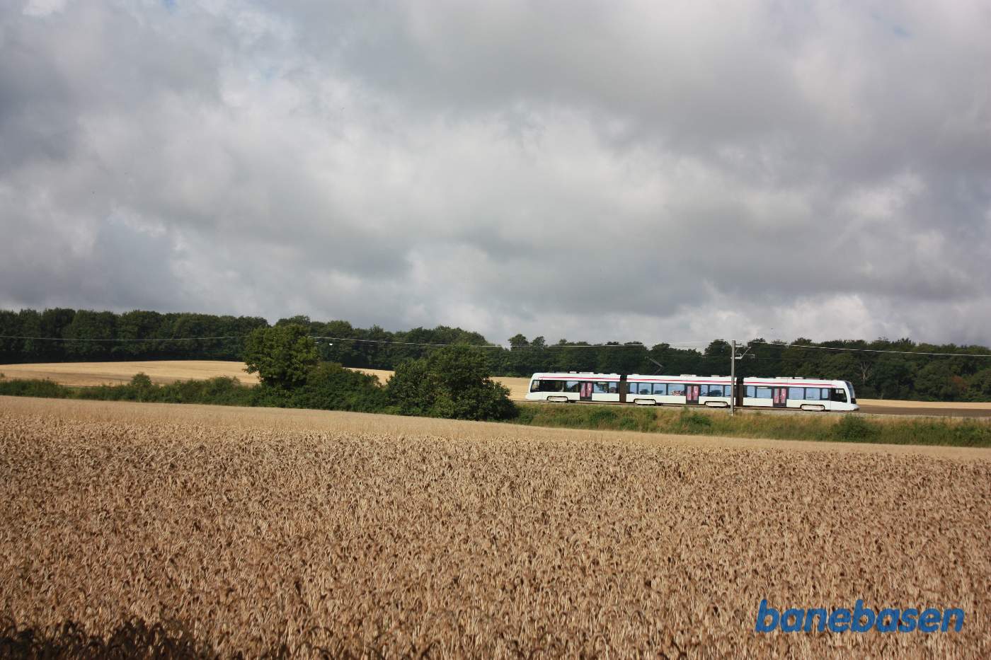 Efter et interessant besøg på Rosenholm Slot, ser vi et letbanetog på vej mod Hornslet station