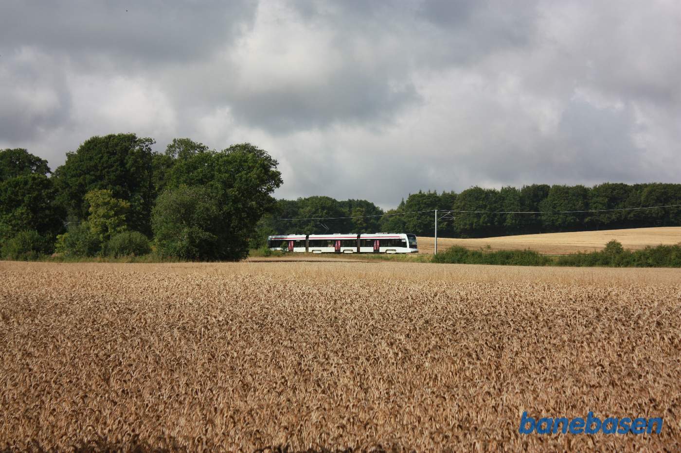 Efter et interessant besøg på Rosenholm Slot, ser vi et letbanetog på vej mod Hornslet station Efter et interessant besøg på Rosenholm Slot, ser vi et letbanetog på vej mod Hornslet station