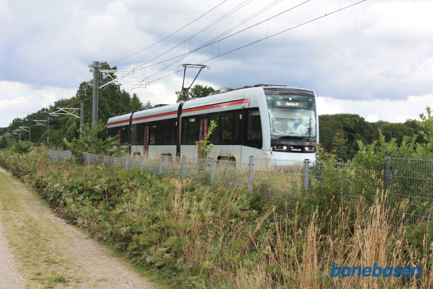 Efter et interessant besøg på Rosenholm Slot, ser vi et letbanetog på vej mod Hornslet station
