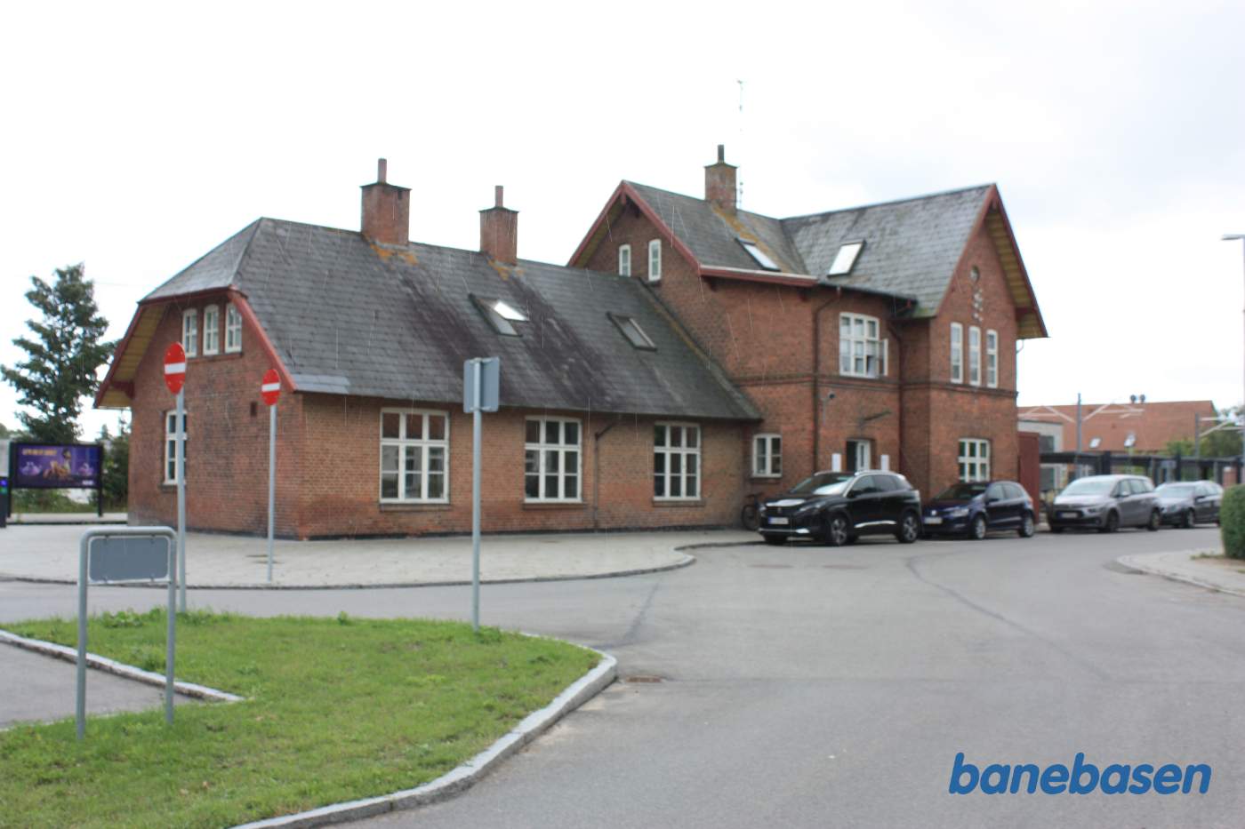 Stationsbygningen set fra vejen