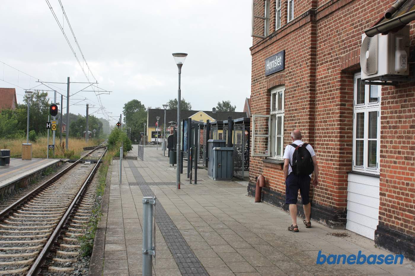 Stationsbygningen set fra perronen