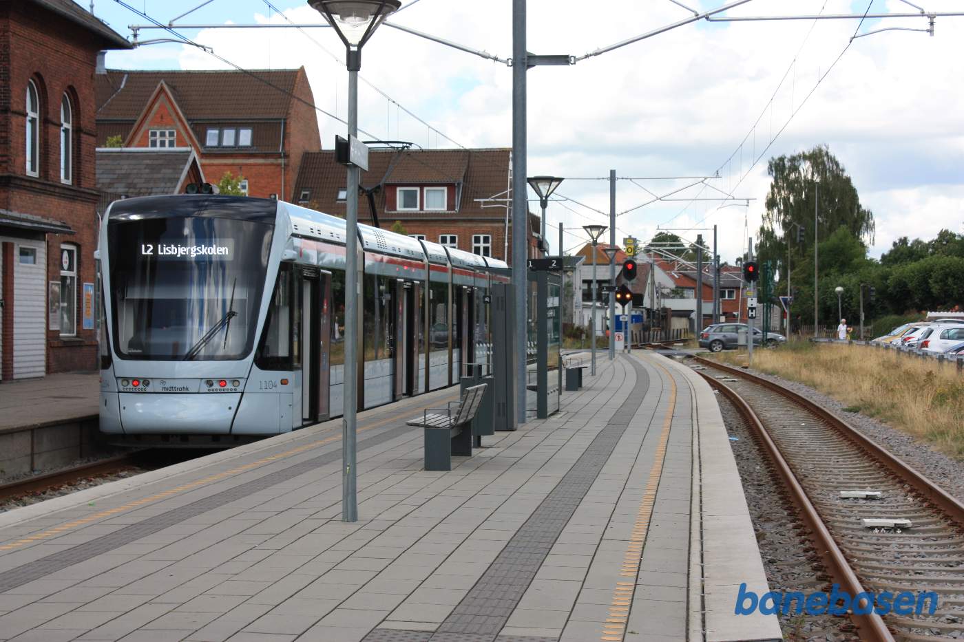 Letbanetog ved perron