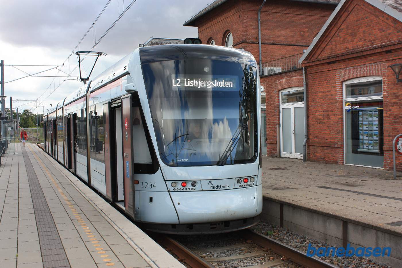 Letbanetog ved perron