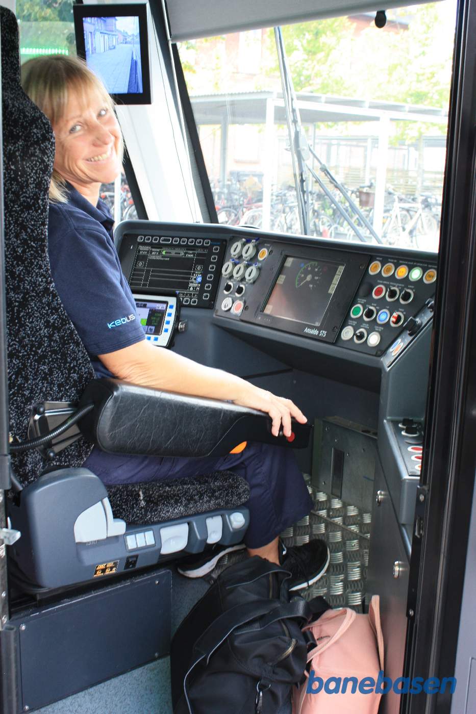 Billede af lokomotivføreren af letbanetoget og førerrummet Billede af lokomotivføreren af letbanetoget og førerrummet