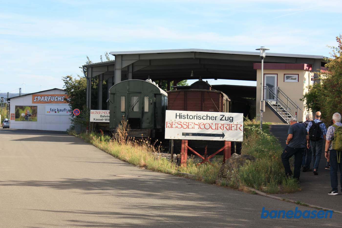 Vi skal ud at køre med et historisk særtog på en sidebane, gæsterne på vej ind i remisen
