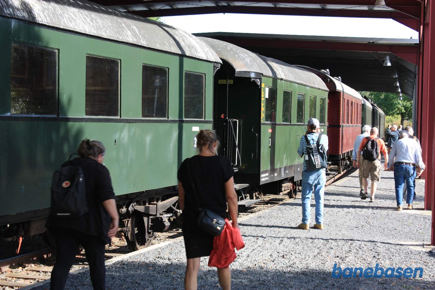 Særtoget holder ved perron inde i vognhallen, gæsterne på vej op langs toget