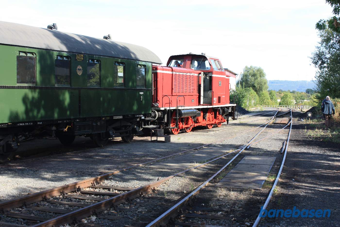 Diesellokomotivet foran persontoget