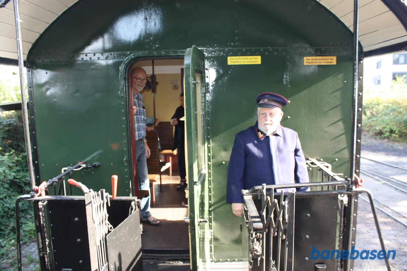 Togføreren står på endeperronen og nyder turen