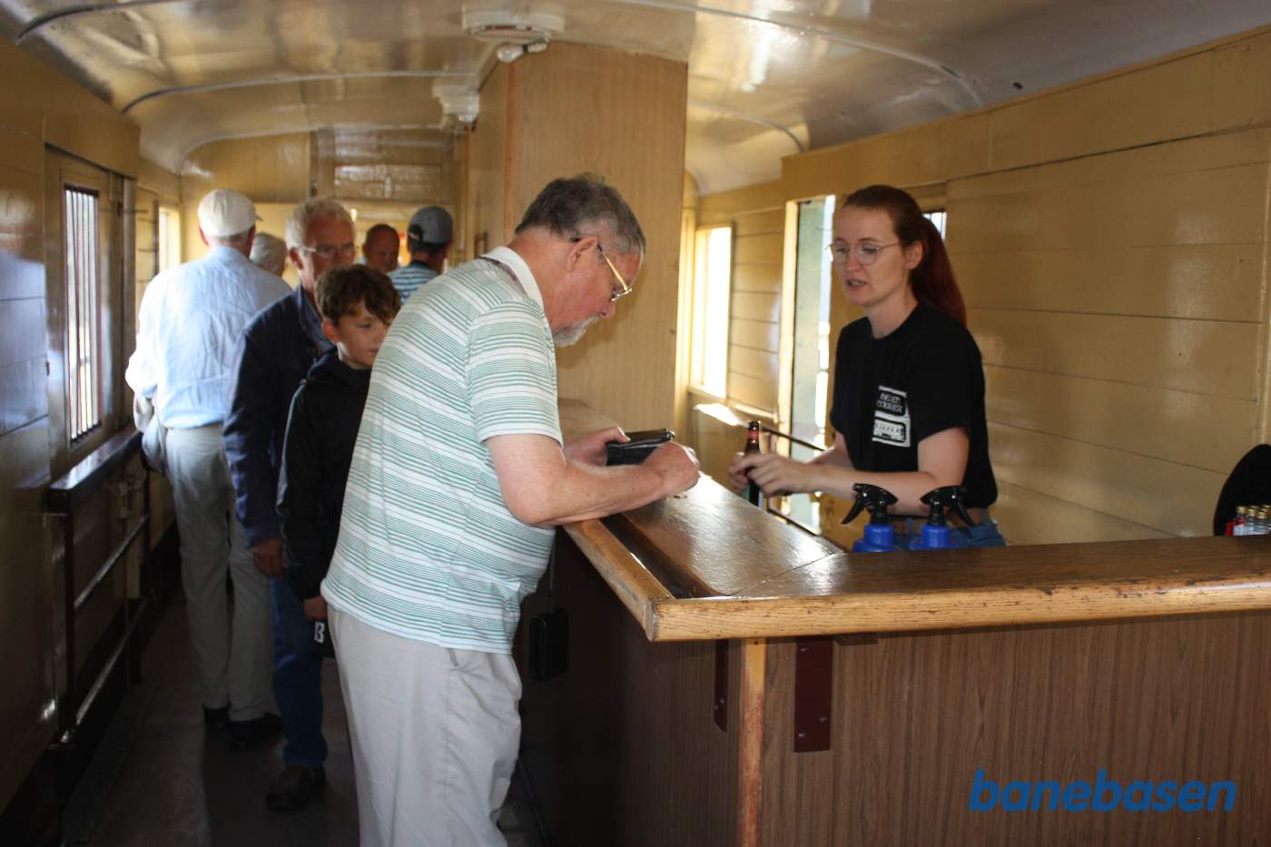 I cafévognen er der salg af drikkevare, så køen er hurtig blevet lang