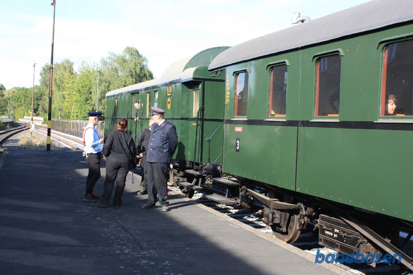 På en mellemstation står personalet ved pakvognen og afventer på at vi kommer videre
