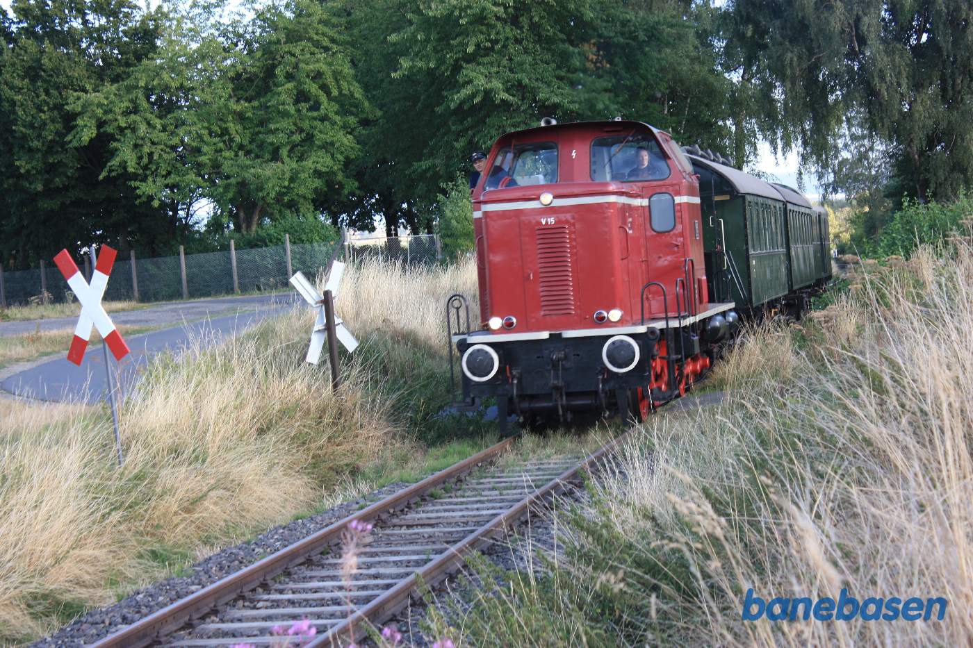 Toget kommer kørende frem over den lille vej