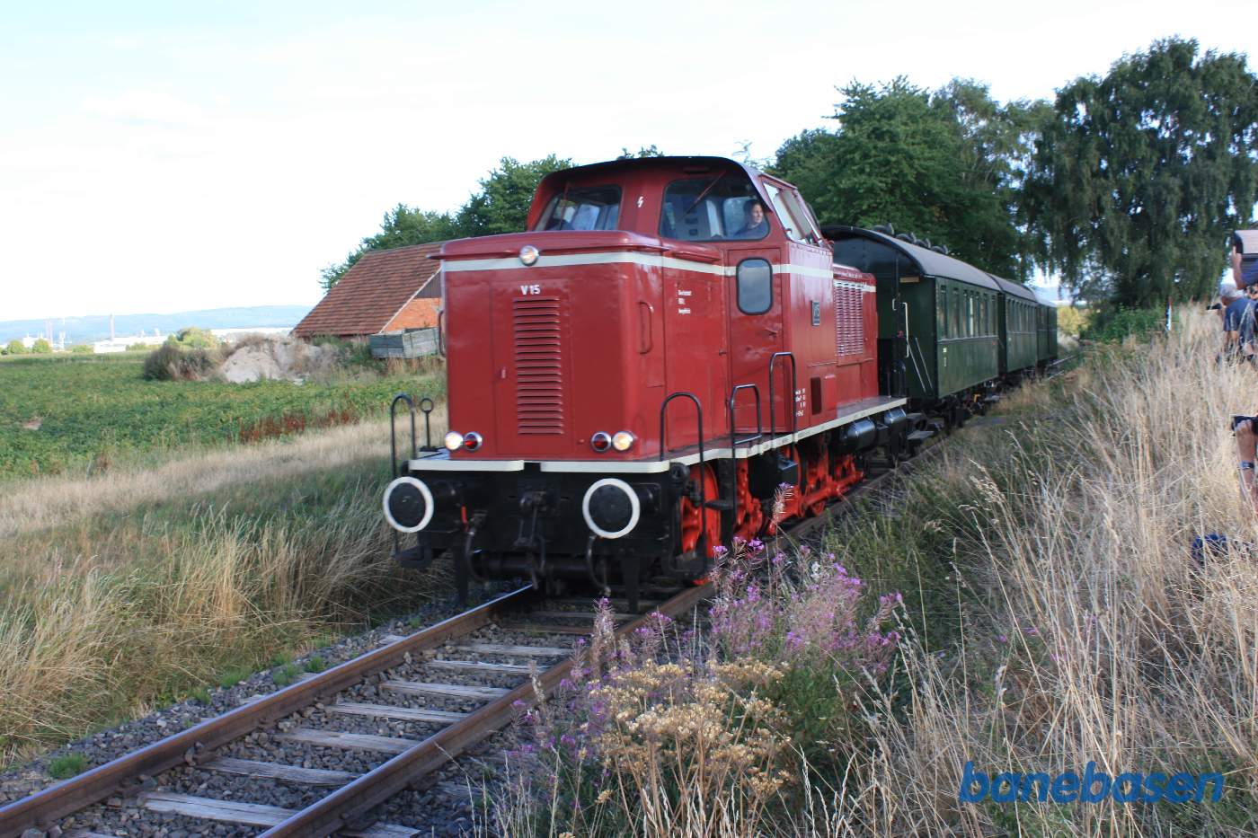 Toget kommer kørende frem mens fotograferne til højre har travlt