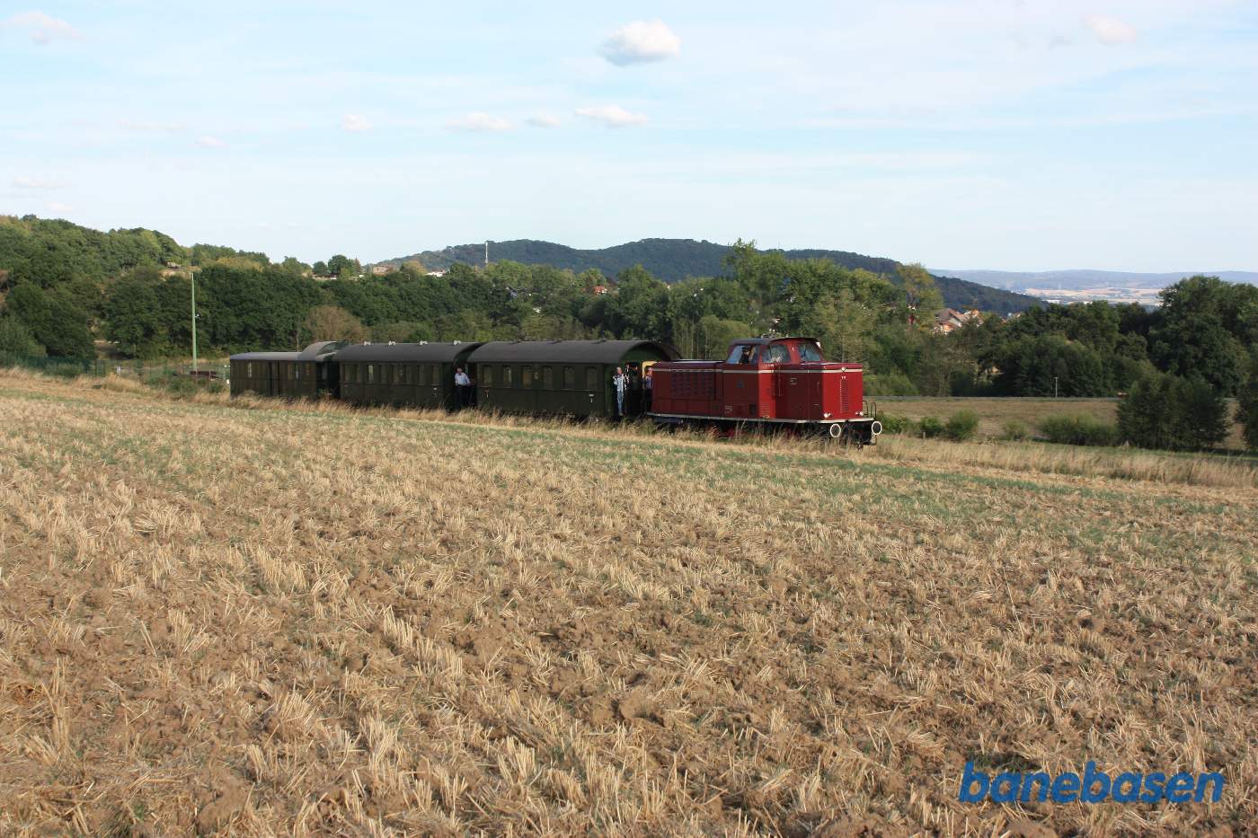 Toget kommer kørende frem