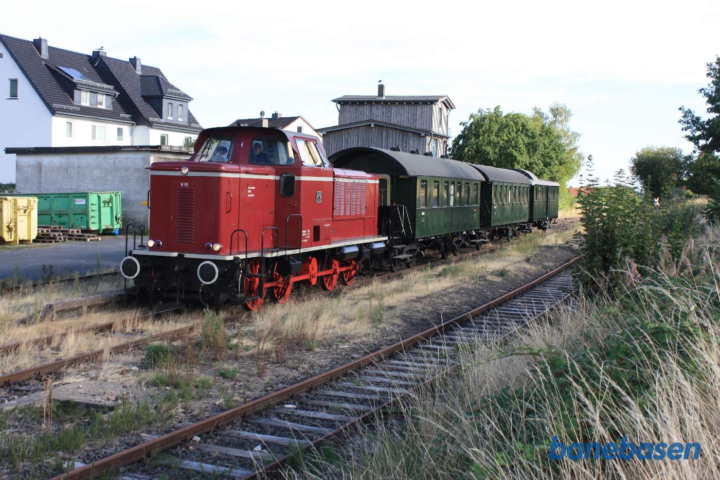 Toget er ankommet til stationen, hvor turen ender, toppen af stationsbygningen ses hen over taget på toget