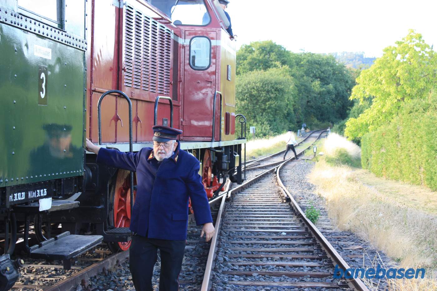 Så skal lokomotivet kobles af, så det kan omløbe vognene