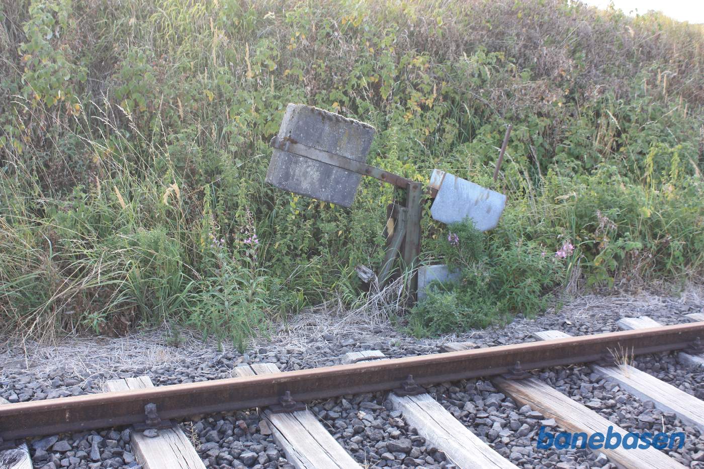 Vægtklods til opstramning af wire trækket til signaler og sporskifter