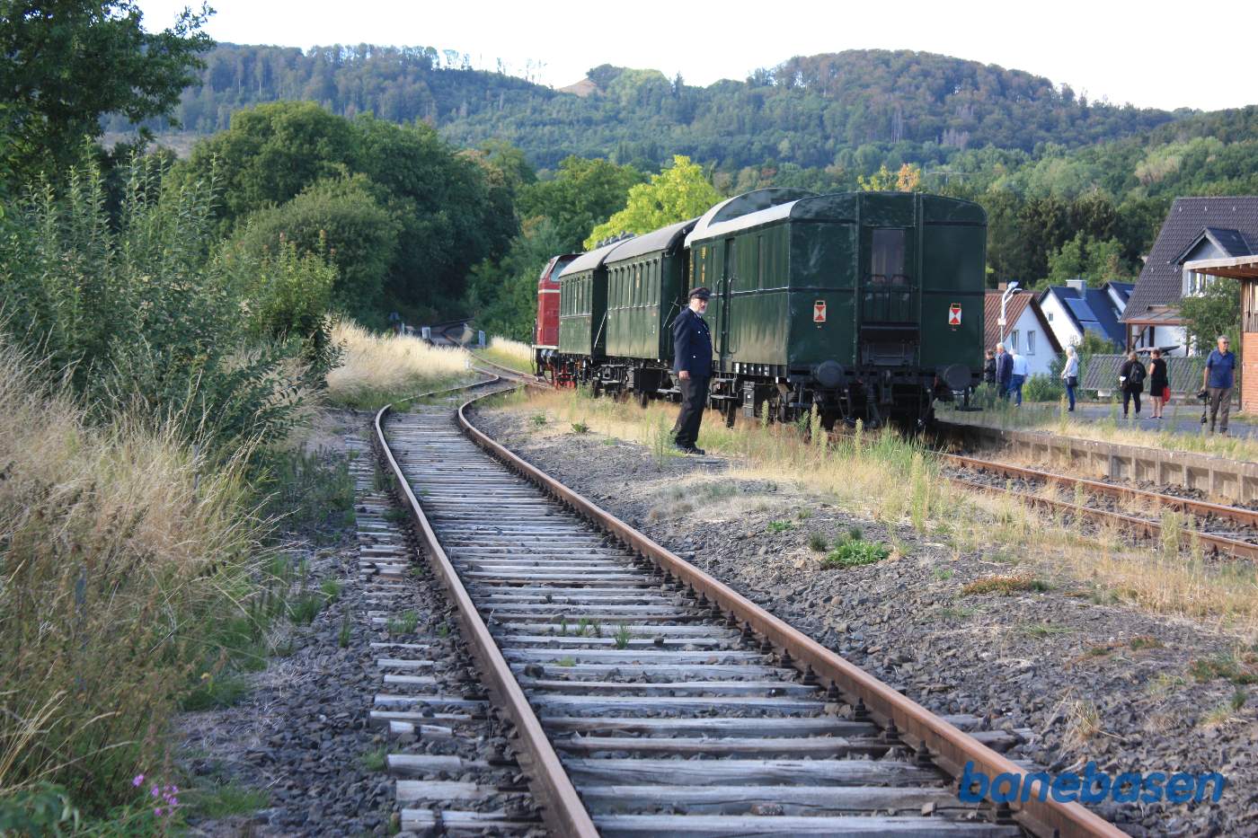 Toget holder ved perron mens gæsterne går lidt rundt og kigger