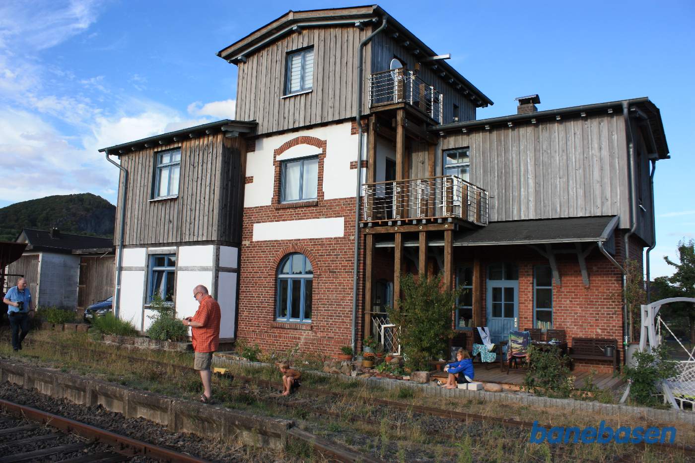 Stationsbygningen set fra banen