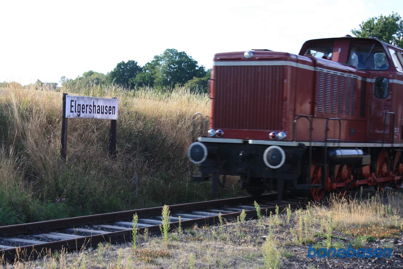Stationsskiltet, diesellokomotivet rangerer