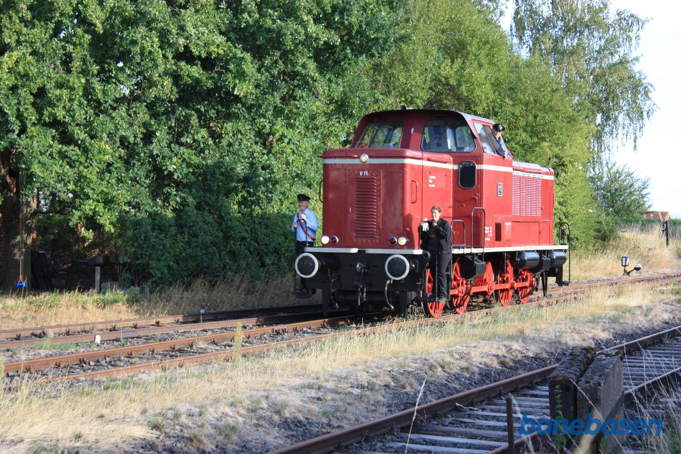 Diesellokomotivet i gang med at omløbe vognene, vi kigger i retning mod Kassel