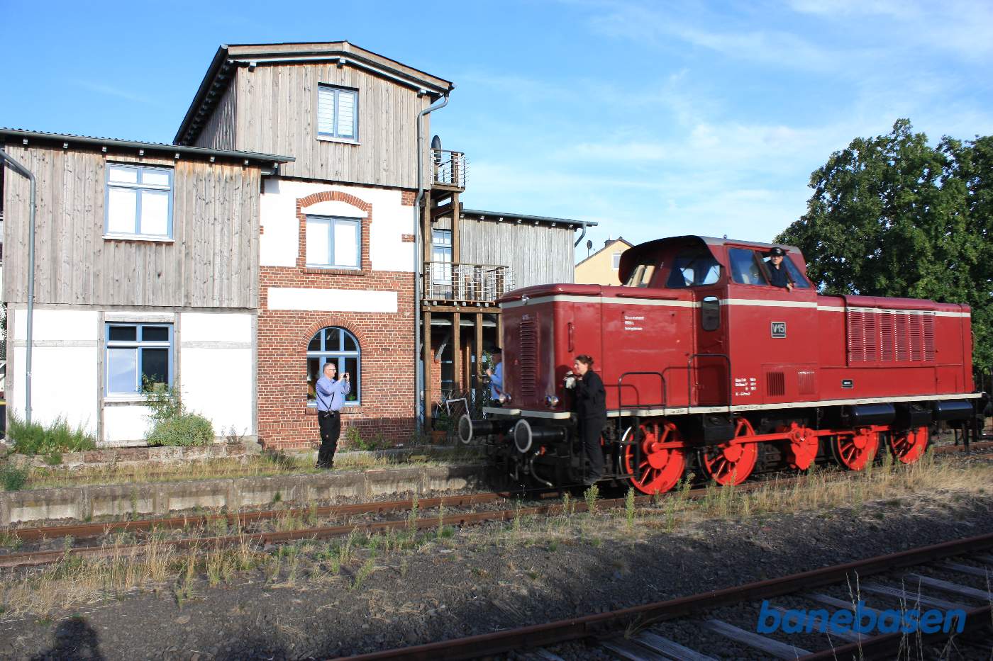 Diesellokomotivet i gang med at omløbe vognene, stationsbygningen til venstre