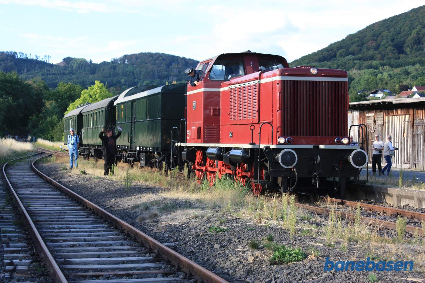 Rangisten giver tegn til lokomotivføreren om at der kun er få meter tilbage