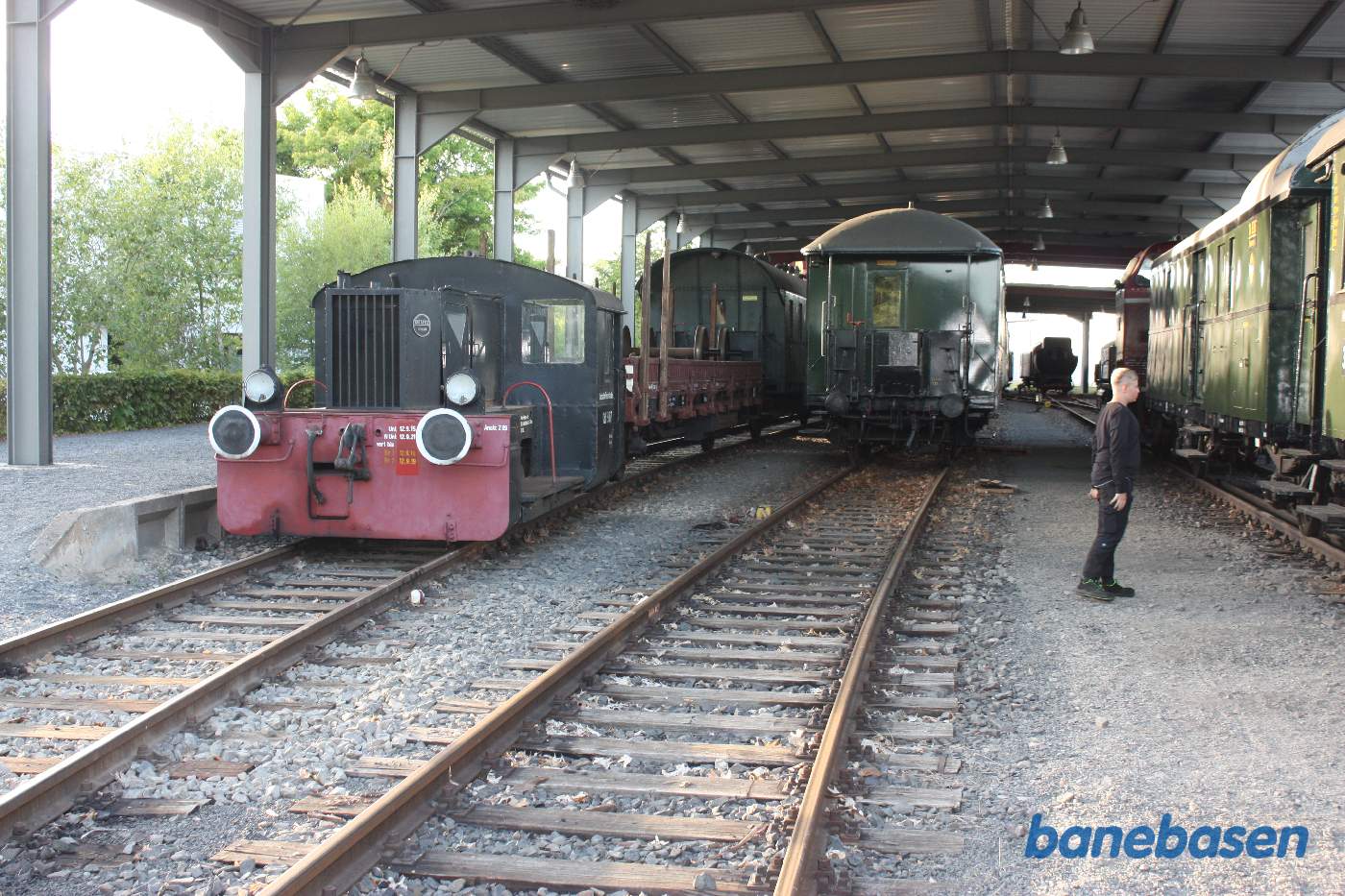 Et vue ind i remisen med Køf og forskellige vogne