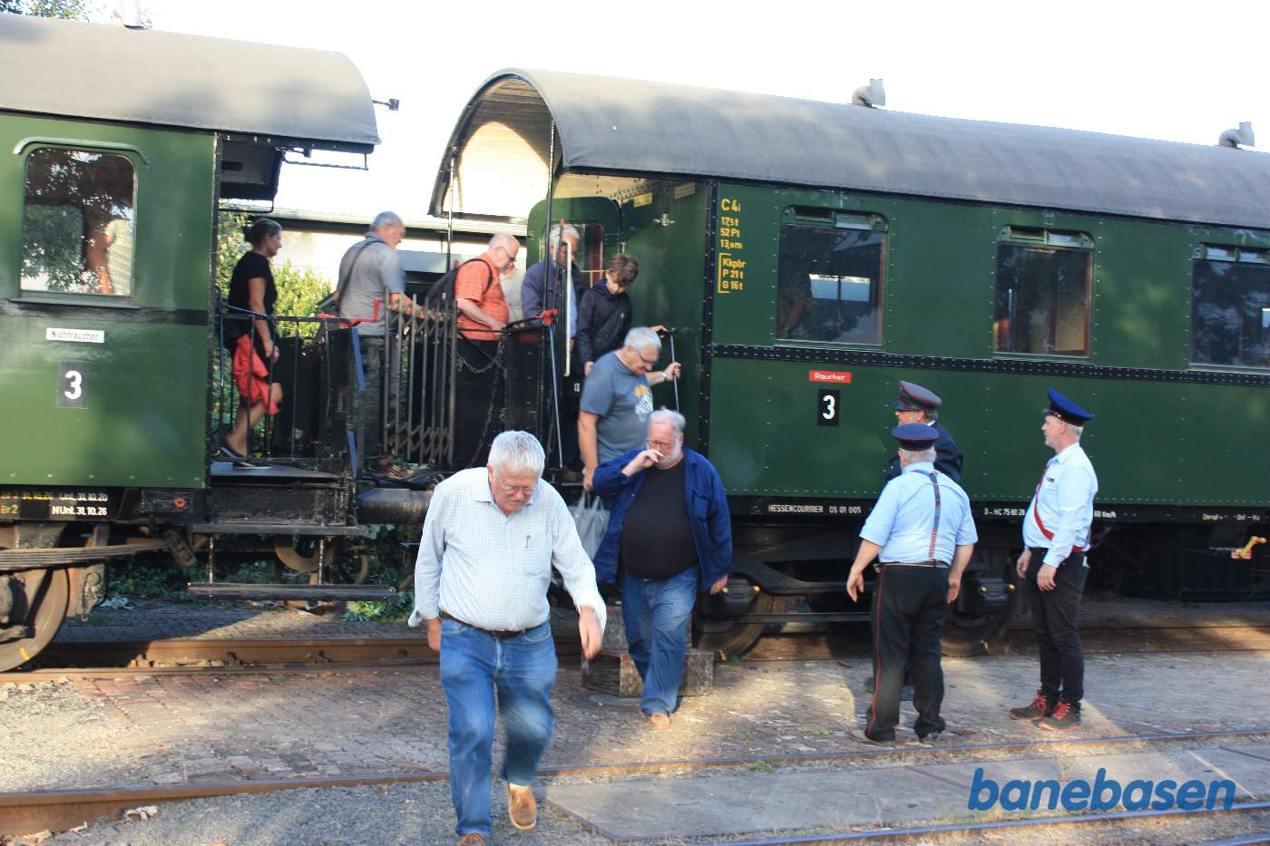 Gæsterne på vej ud af toget mens personalet ser til