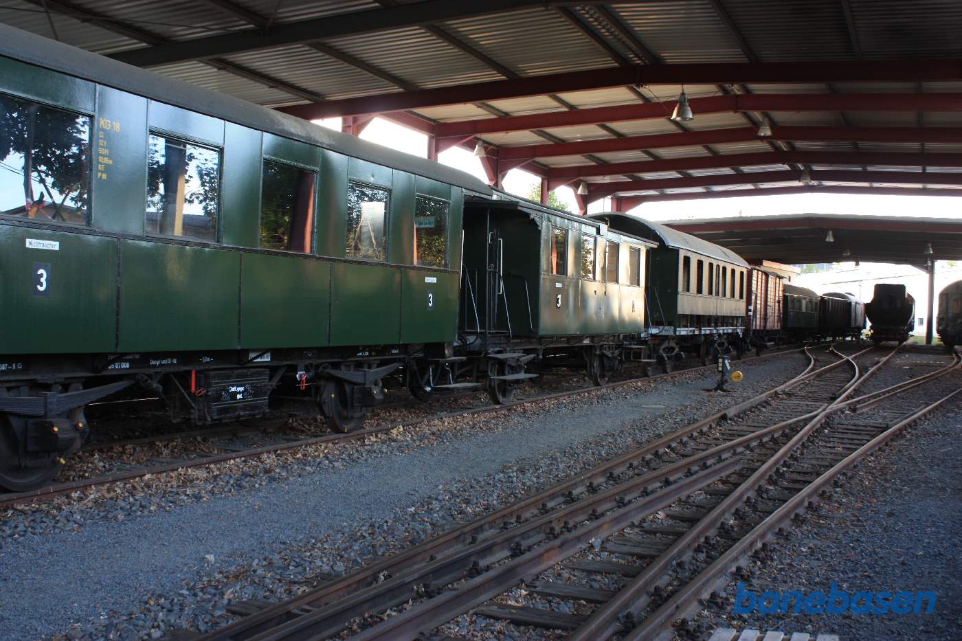 Et vue ind i remisen med forskellige vogne