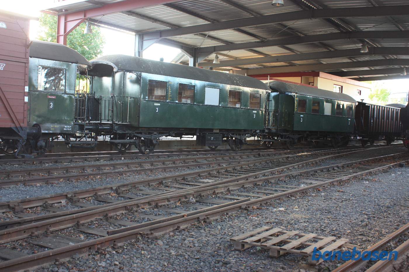 Et vue ind i remisen med forskellige vogne