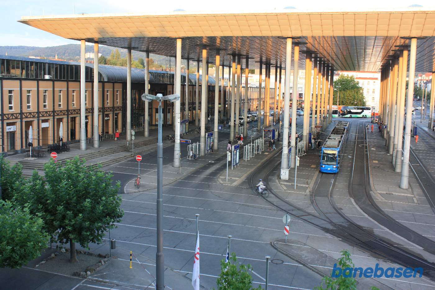 Bus og sporvejspladsen foran stationen set fra hotelværelset