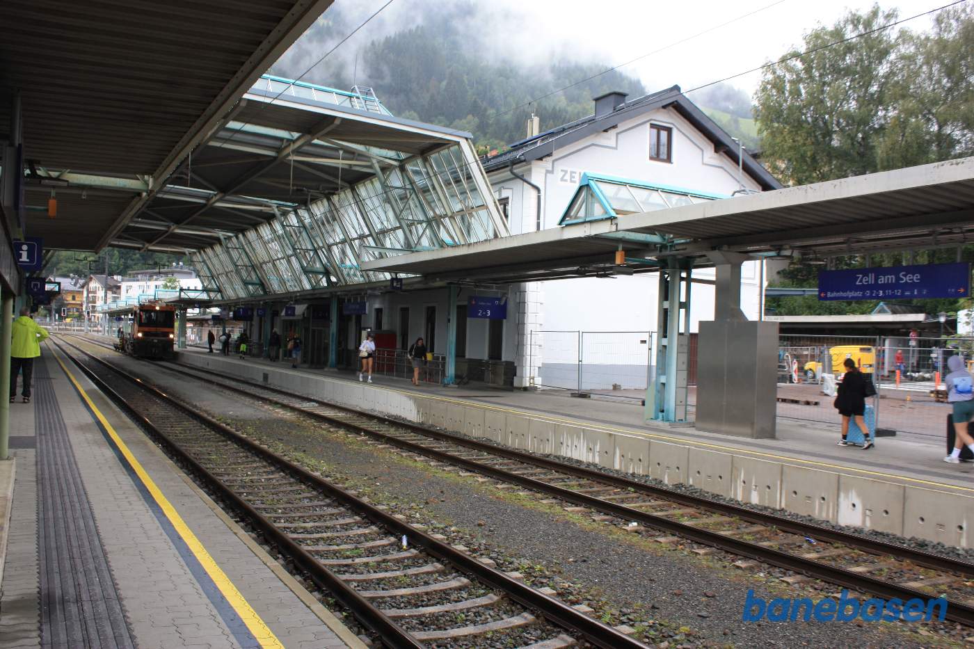 Stationsbygningen set fra perronen